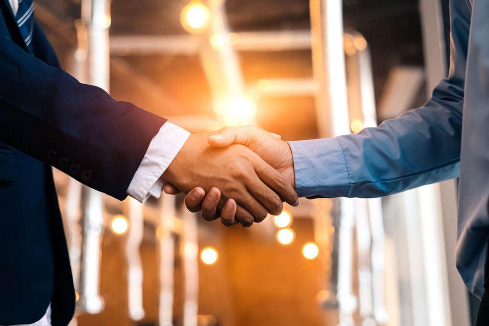Investment Sponsor and Self-Directed IRA Specialist shaking hands to indicate the good relationship they can have together to help raise capital with Self-Directed IRAs into their fund. 