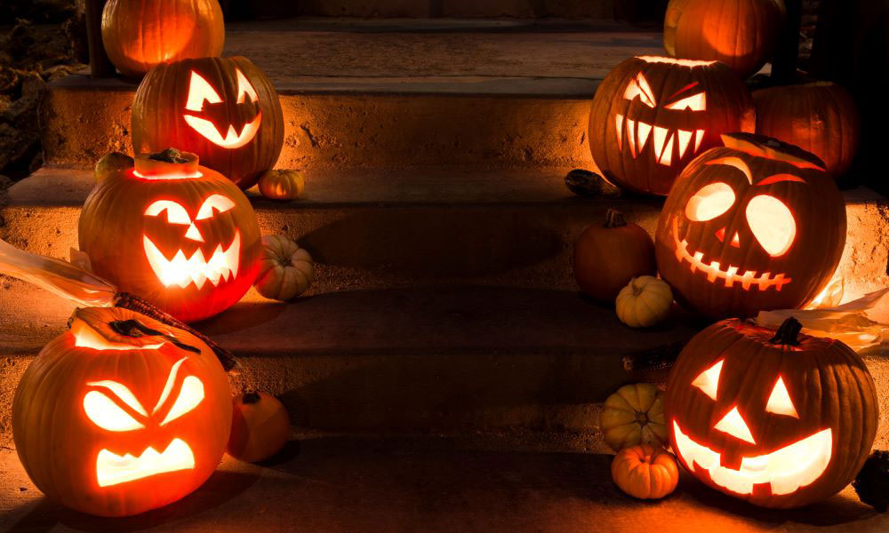 Six jack-o-lanterns lit up on porch steps to indicate how carving a pumpkin and planning for your retirement can lead to rewarding results.